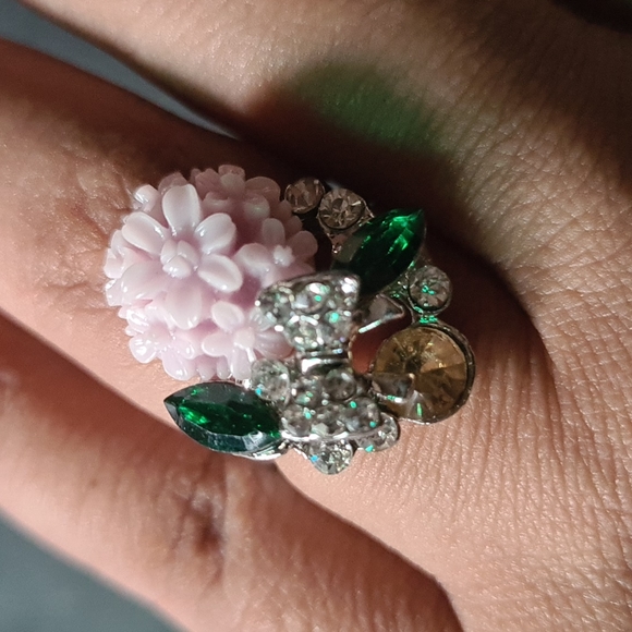 TWO FASHION RINGS - Picture 3 of 3